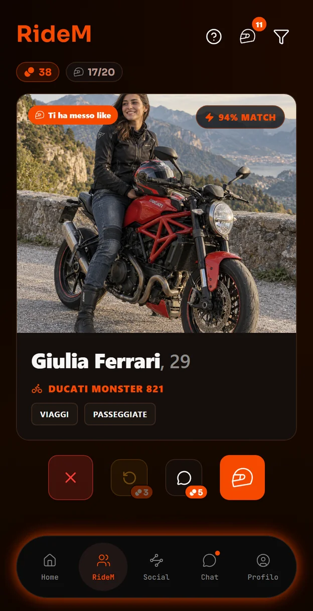 Schermata reale RideM con il profilo dimostrativo di una motociclista con la sua moto, filtri e azioni per conoscere altri rider. Navigazione: Home, RideM, Social, Chat, Profilo; RideM è selezionato.